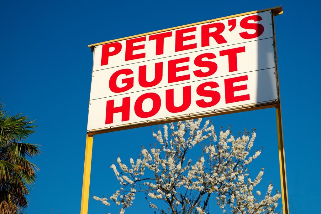 Отель Гостевой дом Peter's Сигнахи Экстерьер фото